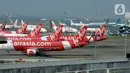 Sejumlah pesawat parkir menunggu giliran terbang di Bandara Soekarnio Hatta, Tangerang, Banten, Rabu (29/7/2020). Aktivitas penerbangan di Banadara Soekarno Hatta dalam satu hari 350 sampai 400 penerbangan saat pandemi Covid-19. (merdeka.com/Dwi Narwoko)