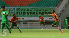 Pemain PS Bengkulu, Andreas Ado (kedua kanan) berlari merayakan golmya ke gawang Persikabo dalam laga lanjutan Liga 2 di Stadion Pakansari, kab Bogor, Minggu (23/4). Persikabo kalah 1-4 dari PS Bengkulu. (Liputan6.com/Helmi Fithriansyah)