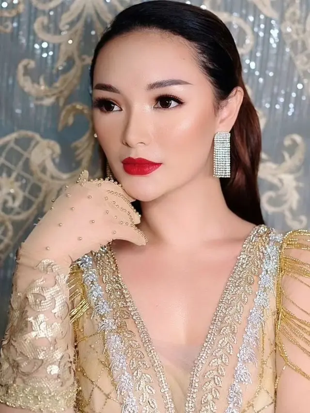 7 Potret Terbaru Zaskia Gotik yang Kini Kembali Tampil di Atas Panggung