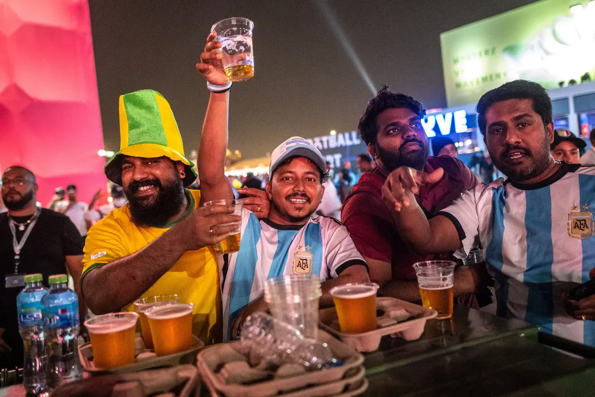 Foto: Menikmati Bir di Pembukaan FIFA Fan Festival Piala Dunia 2022