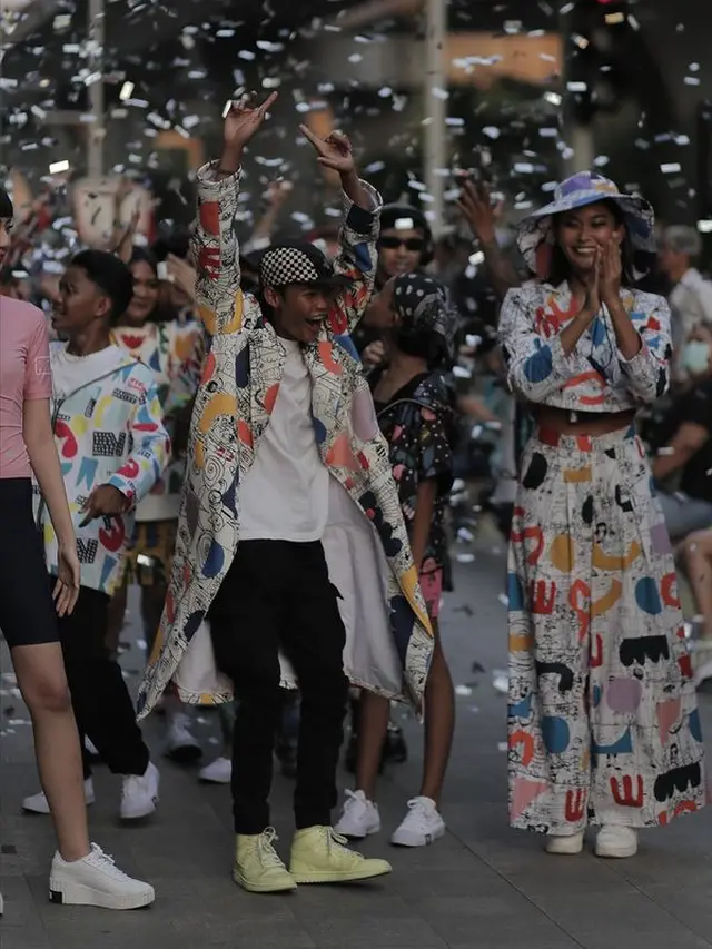 6 Potret Bonge dan Geng Citayam Fashion Week Catwalk Beneran, Bak Model Profesional