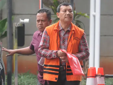 Tersangka Sekretaris Daerah (nonaktif) Jawa Barat Iwa Karniwa tiba untuk menjalani pemeriksaan di gedung KPK, Jakarta, Selasa (26/11/2019). Iwa Karniwa menjalani pemeriksaan lanjutan sebagai tersangka terkait kasus dugaan suap proyek Meikarta. (merdeka.com/Dwi Narwoko)