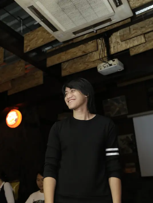 "Kalau saya ini kan kayak piano hitam putih. Kalau warna warni saya kurang cocok sebenarnya," ucap Kevin Aprilio. (Galih W. Satria/Bintang.com)