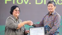 Menteri Lingkungan Hidup dan Kehutanan, Siti Nurbaya memberikan piagam Anugerah Konservasi Alam dengan Kategori Organisasi Kemasyarakatan kepada Chief Executive Officer Yayasan Borneo Nature Indonesia (YBNI),  Anton Nurcahyo saat Hari Konservasi Alam Nasional (HKAN) 2024. Foto: Dok. Humas YBNI.