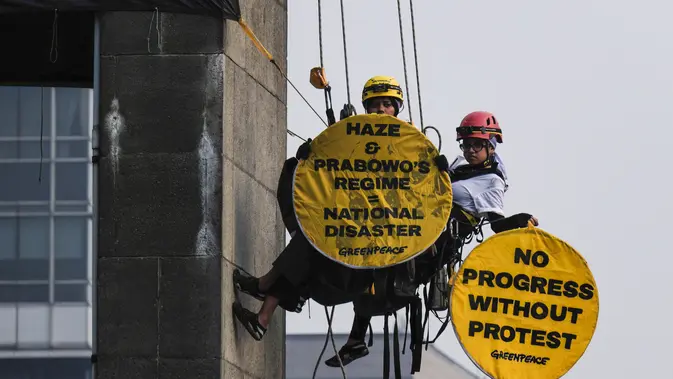 Polisi Lepaskan Enam Aktivis Greenpeace Usai Delapan Jam Pemeriksaan
