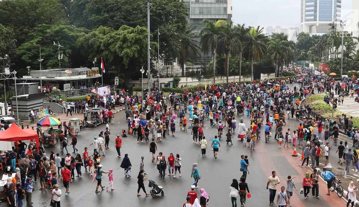 Lalu lalang warga yang beraktivitas di Jalan Jendral Sudirman dan MH Thamrin ketika pelaksanaan car free day (CFD) Jakarta, Minggu (11/2). Meski sempat diguyur hujan, warga tetap antusias beraktivitas. (Liputan6.com/Immanuel Antonius)