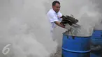 Petugas membakar Sisik Penyu kering saat pemusnahan barang bukti perdagangan ilegal satwa langka di Mabes Polri, Jakarta, Selasa (1/12). Barbuk yang dimusnahkan berupa 345 Kg Sisik Penyu kering dan 70 Kg daging Penyu kering. (Liputan6.com/Gempur M Surya)