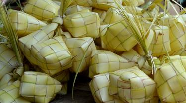 Kupat lepet adalah makanan khas Banyumas dan Jawa secara umum penuh falsafah di hari lebaran Idul Fitri. (Liputan6.com/Tagana Banyumas/Muhamad Ridlo)