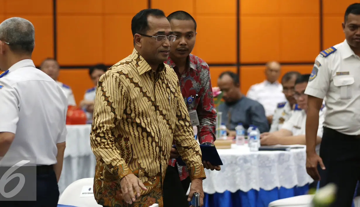 Menhub Budi Karya Sumadi saat menghadiri acara Deklarasi Anti Pungli di Kementerian Perhubungan, Jakarta, Kamis (22/12). Budi Karya tidak melarang klakson telolet itu namun melarang untuk anak - anak yang menyetop truk dan bus. (Liputan6.com/JohanTallo)