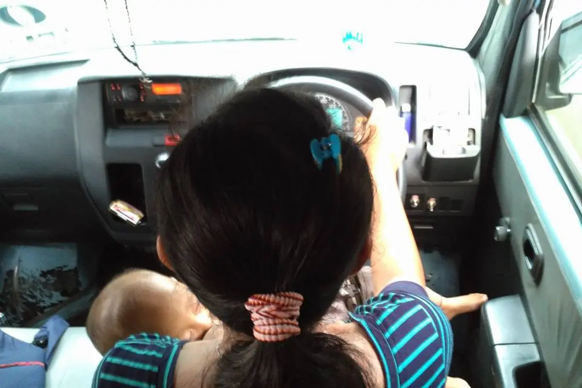 Sambil Menyusui Bayinya, Ibu Ini Berjuang Jadi Sopir Angkot      
