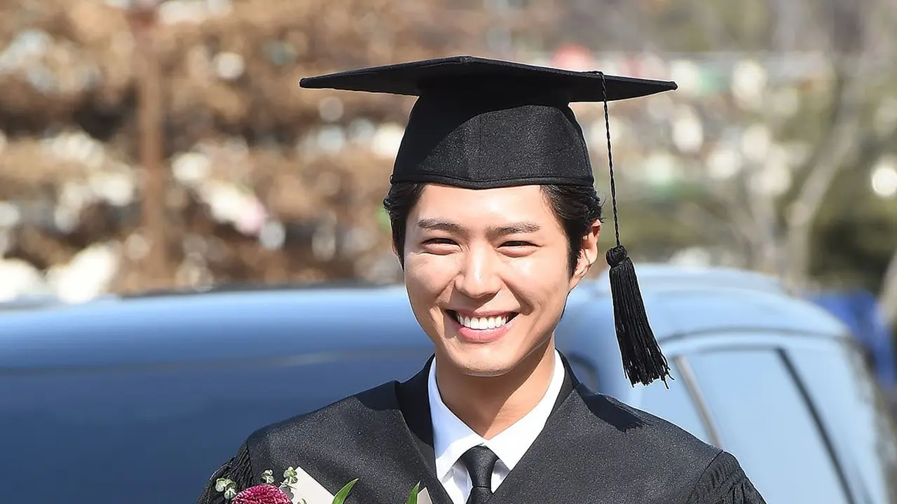 [Bintang] Diserbu Fans Saat Wisuda, Park Bo Gum Sempat Menolong Seorang Nenek