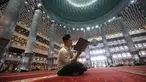 Umat Muslim membaca Al-Quran atau tadarus saat menjalani hari pertama Ramadan 1447 Hijriah di Masjid Istiqlal, Jakarta, Kamis (19/2/2026). (Kapanlagi.com/Budy Santoso)