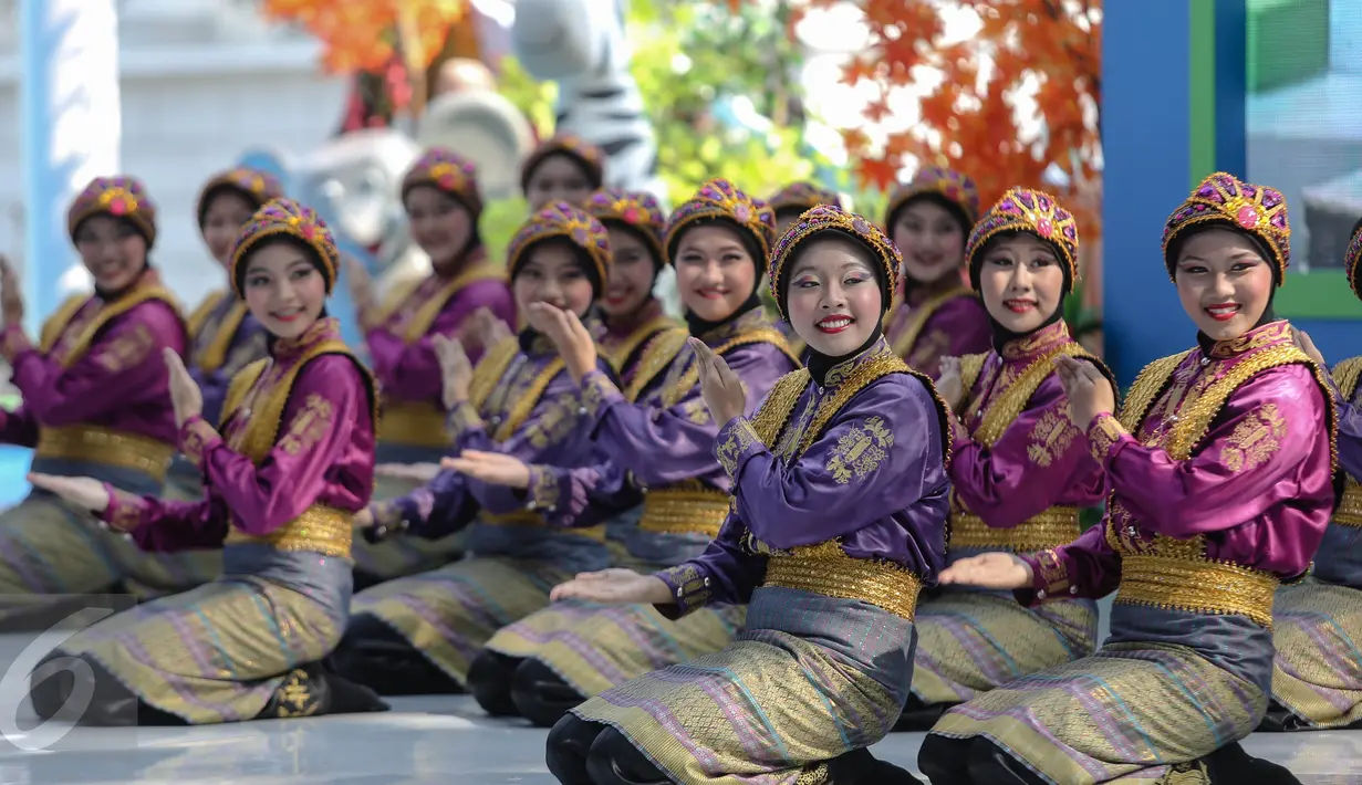 Tari saman asal Aceh turut meramaikan acara puncak Peringatan Hari Anak Nasional di Istana Bogor, Jawa Barat, Selasa (11/8/2015). Acara ini dihadiri oleh ratusan anak-anak dari berbagai daerah di Indonesia. (Liputan6.com/Faizal Fanani)