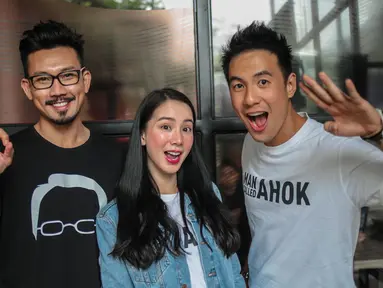 Pemain 'A Man Called Ahok', Denny Sumargo, Jill Gladys, Daniel Mananta berpose bersama  saat promo film terbarunya di Gedung KLY Gondangdia, Jakarta, Selasa (30/10). Film 'A Man Called Ahok' disutradarai oleh Putrama Tuta. (Liputan6.com/Faizal Fanani)