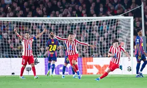 Pemain Atletico Madrid, Julian Alvarez, melakukan selebrasi setelah mencetak gol ke gawang Barcelona pada leg pertama perempat final Liga Champions 2025/2026 di Stadion Camp Nou, Kamis (9/4/2026). (AFP/Josep Lago)