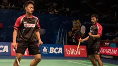Ganda putra Indonesia, Angger Sudrajat dan Akbar Cahyono, menang atas  ganda putra Malaysia, Zulkiffli Zulfaiz dan Zulkiffli Zulhelmi pada kualifikasi BCA Indonesia Open 2016 di Istora Senayan, Senin (30/5/2016). (Bola.com/Vitalis Yogi Trisna)