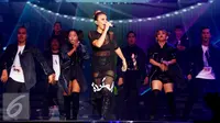 Agnes Mo saat membawakan lagu Boy Magnet saat Konser Raya 21 Tahun Indosiar, Istora Senayan, Jakarta (11/1/2016). Agnez Mo terlihat atraktif di panggung Konser Raya 21 Tahun Indosiar tersebut. (Liputan6.com/Gempur M Surya)