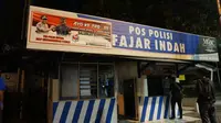 Pos Polisi Fajar Indah di Jajar, Laweyan, Solo terbakar pada Jumat dini hari (24/5).(Liputan6.com/Fajar Abrori)