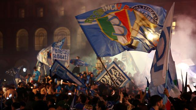 Pesta Kemenangan Suporter Napoli Usai Kunci Gelar Juara Liga Italia