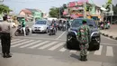 Aparat gabungan menghentikan laju kendaraan untuk mengajak masyarakat mengheningkan cipta di Kawasan Jalan RE Martadinata, Tangerang Selatan, Senin (17/8/2020). Kegiatan mengheningkan cipta ini dilakukan selama 3 menit dalam rangka memperingati HUT ke-75 RI. (Liputan6.com/Faizal Fanani)