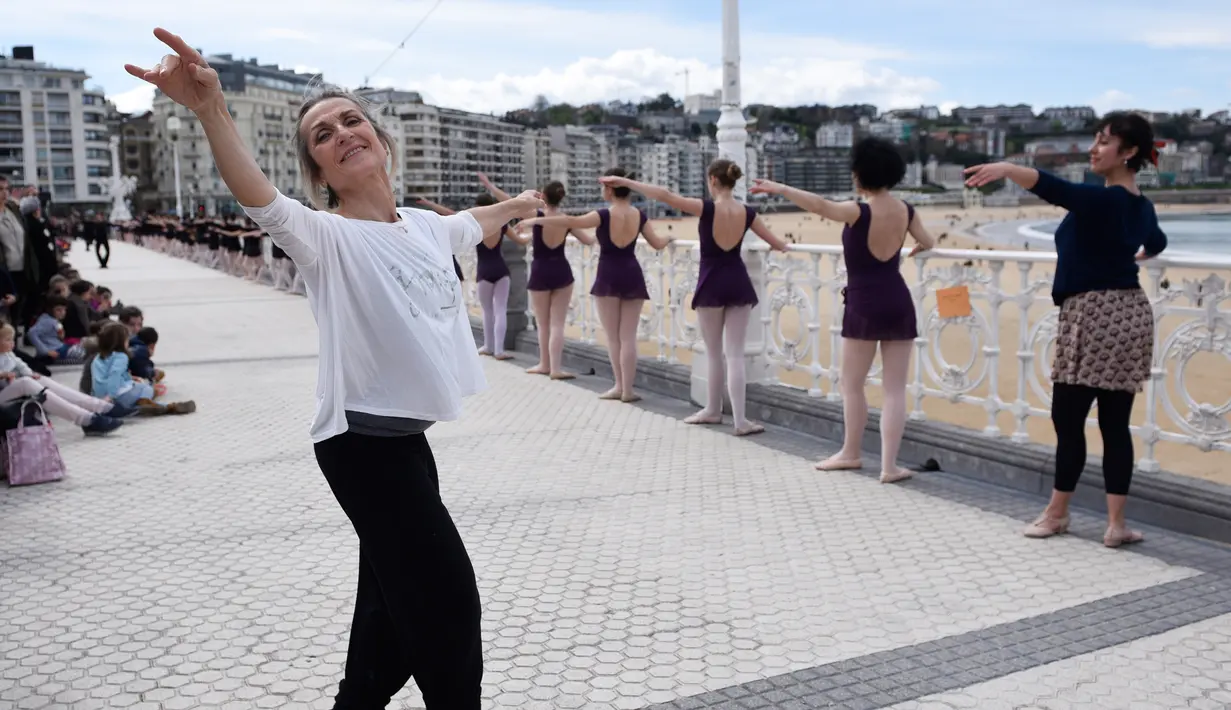 Ekspresi seorang penari saat  mengikuti pameran tarian klasik dalam perayaan Month of The Dance di Basque, Spanyol (26/3). (AFP/Ander Gillenea)