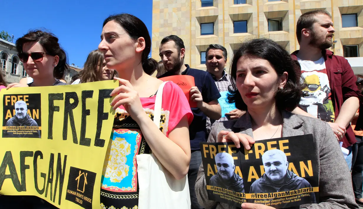 Sejumlah orang melakukan unjuk rasa di Tbilisi, Georgia, Rabu (31/5). Aksi tersebut untuk mendukung seorang wartawan Azerbaijan, Afgan Mukhtarli, yang diculik di Tbilisi pada tanggal 29 Mei 2017. (AP Photo / Shakh Aivazov)