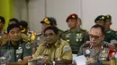 Plt Gubernur DKI Jakarta Sumarsono, Kapolda Metro Jaya Irjen M Iriawan, Pangdam Jaya Mayjen TNI Jaswandi saat konfrensi pers pengamanan Pilgub DKI 2017 putaran kedua di Aula Sudirman, Jakarta Timur, Kamis (13/4). (Liputan6.com/Yoppy Renato)