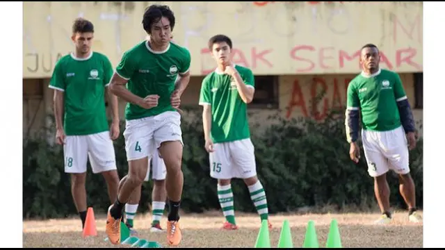 Ryuji Utomo pesepak bola muda Indonesia jebolan timnas U-19 berhasil mendapatkan kontrak sebagai pemain klub Al-Majma, Bahrain selama 2 tahun.