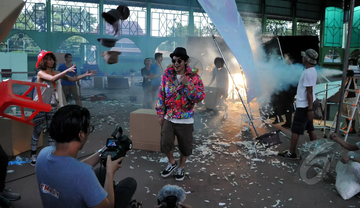 Rayyi, bassist d'Masiv saat menjadi model utama video klip terbaru untuk single berjudul "Pede" di kawasan Kebayoran Baru, Jakarta, Kamis (5/3/2015). (Liputan6.com/Panji Diksana)