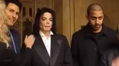 Michael Jackson diduga memberikan uang sekitar 200 juta dolar Amerika sebagai uang tutup mulut bagi korban yang telah ia lecehkan secara seksual