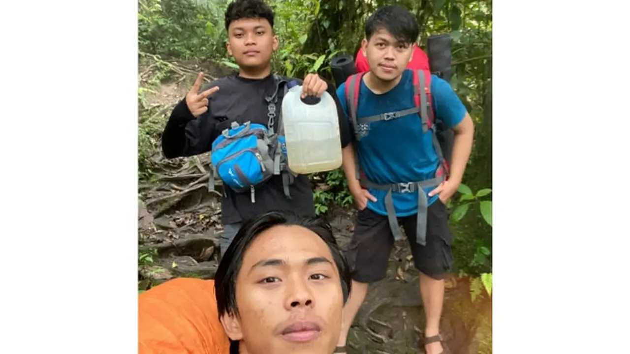 Pendaki Gunung Marapi yang berhasil turun saat erupsi terjadi pada Minggu petang.