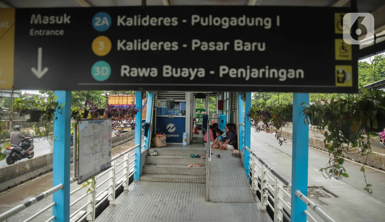 Korban banjir mengungsi di Halte Transjakarta Dispenda Samsat Barat, Jakarta Barat, Jumat (3/1/2020). Para korban terpaksa mengungsi ke halte tersebut akibat kurangnya posko pengungsian di sekitar lokasi terdampak banjir. (Liputan6.com/Faizal Fanani)