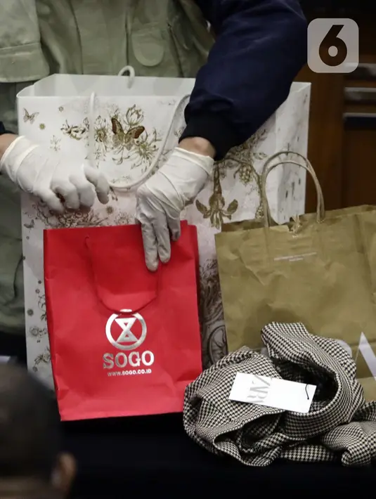 Petugas menunjukkan sejumlah barang bukti hasil OTT Bupati Penajam Paser Utara Kalimantan Timur, Abdul Gafur Mas’ud, Gedung KPK, Jakarta, Kamis (13/1/2022). Abdul Gafur Mas’ud ditetapkan sebagai tersangka kasus dugaan suap pengadaan barang dan jasa serta perijinan. (Liputan6.com/Helmi Fithriansyah)