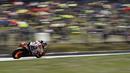 Aksi pebalap Repsol Honda Team, Dani Pedrosa lewat bidikan kamera dengan teknik panning pada kualifikasi MotoGp di Sirkuit Brno, (5/8/2017). Marc Marquez menjadi juara pada balapan tersebut. (AFP/Michal Cizek) 