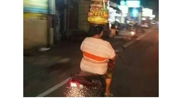 6 Aksi Pengendara Cewek Bawa Barang di Kepala Ini Bikin Melongo