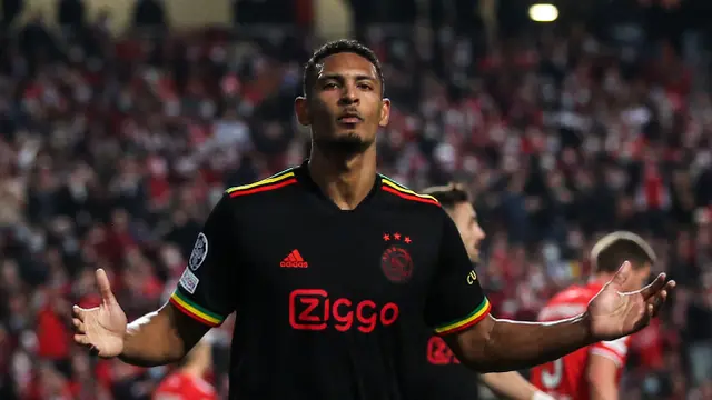 Foto: Roller Coaster Haller di Laga Imbang Benfica Kontra Ajax Amsterdam, Cetak Gol Bunuh Diri Sekaligus Jadi Top Skor Liga Champions