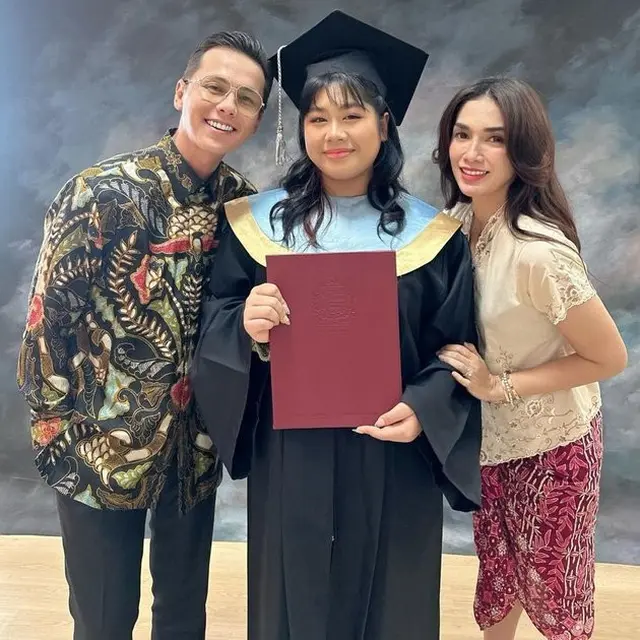 Potret 6 Artis Hadiri Momen Kelulusan Anak Angkat, Penuh Rasa Bangga