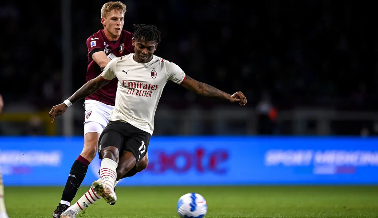 Pemain Torino David Zima (kiri) berebut bola dengan pemain AC Milan Rafael Leao pada pertandingan sepak bola Serie A di Olimpico Grande Torino Stadium, Turin, Italia, 10 April 2022. Pertandingan berakhir tanpa gol. (Fabio Ferrari/LaPresse via AP)