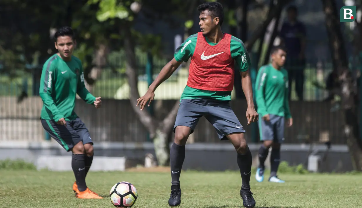 Pemain Timnas Indonesia, Zulfiandi mengontrol bola saat latihan di Lapangan ABC Senayan, Jakarta, Minggu (18/3/2018). Latihan ini merupakan persiapan jelang laga uji coba melawan Singapura. (Bola.com/Vitalis Yogi Trisna)