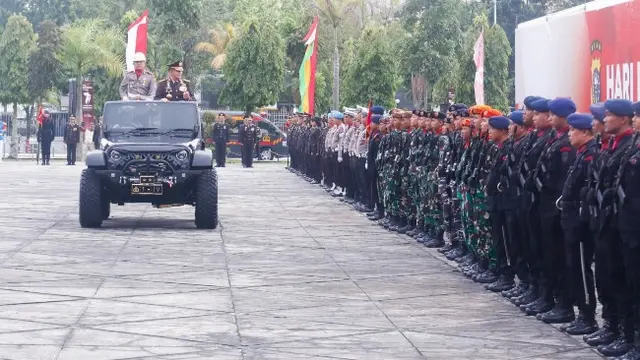 Kapolda Riau Irjen Mohammad Iqbal mengecek barisan pada upacara puncak Hari Bhayangkara di halaman kantor Gubernur Riau.