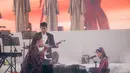 Seperti pada saat Isyana bermain piano dengan dress merah brukat. Raisa pilih tampil dengan dress jubah burgundy full payet [@raisa6690]