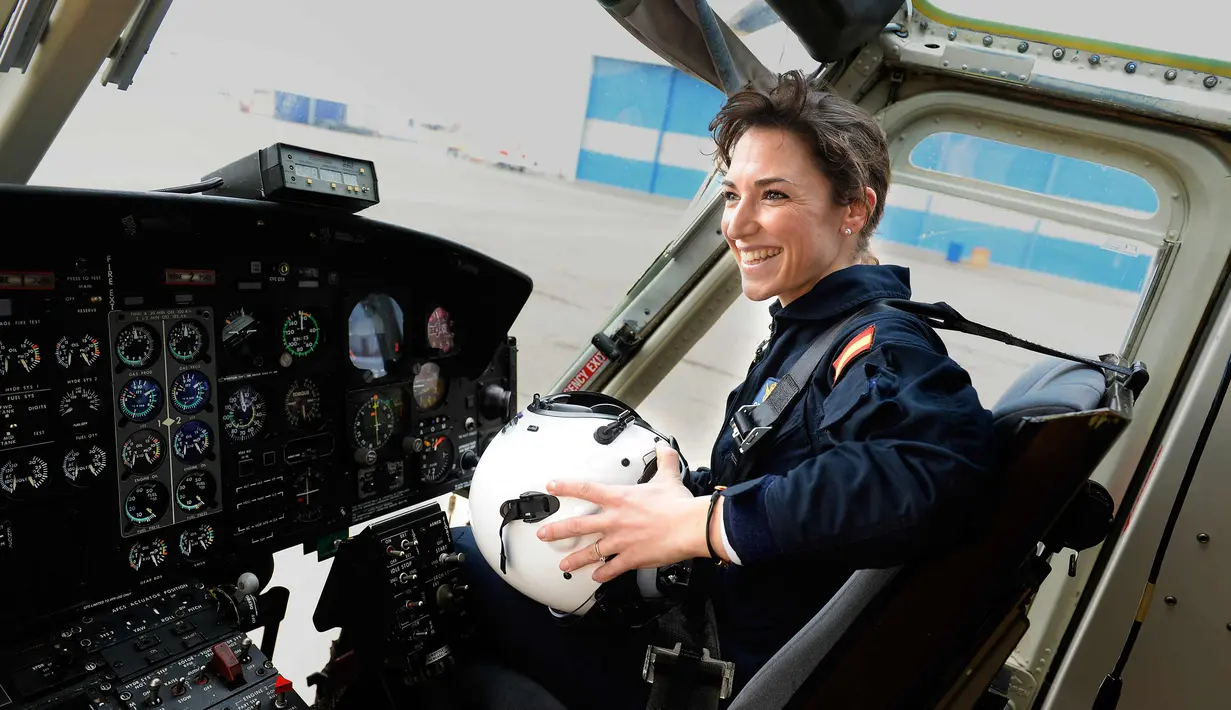 Carla Rozalen berada di dalam helikopter utilitas bermesin ganda Bell 412 di FAASA Group di Palma del Rio, Cordoba (27/2). Carla merupakan satu-satunya pilot wanita Grup Faasa dan bekerja menangani kebakaran hutan.  (AFP Photo/Cristina Quicler)