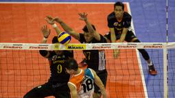 Pevoli Surabaya Samator, Rendy Tamamiwang, melakukan blocking saat melawan Jakarta BNI Taplus pada final Proliga 2016. Kemenangan ini menuntuskan dendam Surabaya Samator yang  takluk pada final four seri kedua. (Bola.com/Vitalis Yogi Trisna)