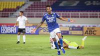 Striker Persib Bandung, Wander Luiz, berselebrasi setelah menjebol gawang Persipura Jayapura dalam laga pekan ke-10 BRI Liga 1 2021/2022 di Stadion Manahan, Solo, Sabtu (30/10/2021). (Bola.com/Bagaskara Lazuardi)