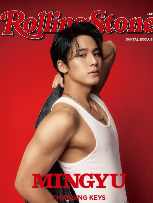 Mingyu melakukan pemotretan bersama photografet Maciej Kucia. Tampak ada beberapa look pakaian yang ia kenakan dari brand Calvin Klein. [@rollingstonejapan/@calvinklein]