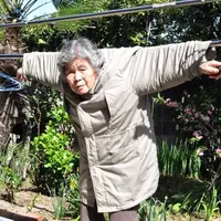Kimiko Nishimoto, nenek berusia 89 tahun ini punya gaya nggak biasa saat berfoto. (Sumber Foto: Dailymail)