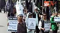 Massa Hizbut Tahrir Indonesia, Jumat (25/6) siang, berunjuk rasa menolak rencana pemerintah menaikkan tarif dasar listrik karena dinilai semakin menyengsarakan rakyat. 
