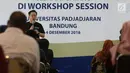 Gunadi dari BBM berbagi materi tentang perkembangan aplikasi komunikasi BBM kepada peserta Workshop Session Emtek Goes to Campus 2018 di Gedung 2 Universitas Padjajdaran, Bandung, Selasa (4/12). (Liputan6.com/Helmi Fithriansyah)