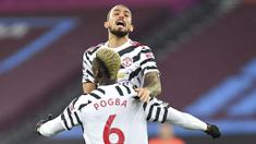 Pemain Manchester United, Paul Pogba, melakukan selebrasi bersama Alex Telles usai mencetak gol ke gawang West Ham United pada laga Liga Inggris di Stadion London, Minggu (6/12/2020). Setan Merah menang dengan skor 1-3. (Justin Setterfield/Pool Via AP)