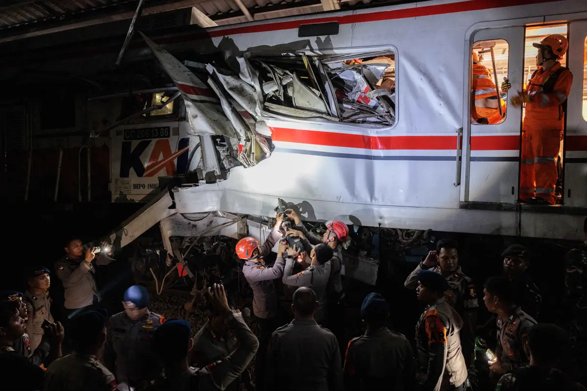 Evakuasi Korban Kecelakaan Kereta di Stasiun Bekasi Timur Masih Berlanjut